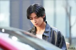 『ワンダフルワールド』：怪しげに車を見つめるソンニュル（チャ・ウヌ）