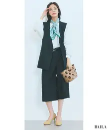 まじめに見えがちな黒ジレをスカーフ使いでフレッシュに