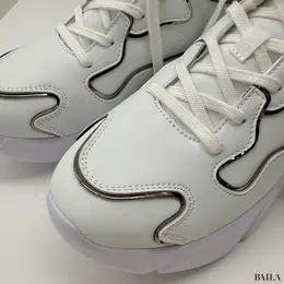 ORTR　メタリックライン厚底スニーカー　デザイン寄り画像