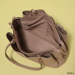 コール ハーン　ミッドタウンワークトート　構造　バッグの内側