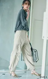 グレーTシャツ　オーラリー　カーゴパンツ　貴島明日香