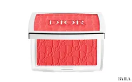 シームレスに肌になじむテクスチャーが、ナチュラルな輝きとツヤをもたらし、長時間つづく美しい仕上がりを実現。ロージー グロウ 015 ￥6380／パルファン・クリスチャン・ディオール