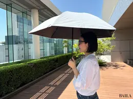 Waterfront（ウォーターフロント）の折り畳み傘「COKAGE+ ACTIVE 耐風 55cm」　差したところ　幅。影の濃さ