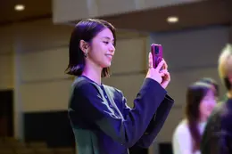 メンバーの会見の様子を撮影する、プロデューサーの佐藤晴美さん