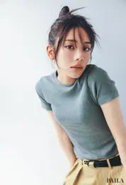 肌をピンクに染めるチークで【グレーT】を“地味”に仕上げない