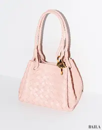 【ボッテガ・ヴェネタ】名品バッグの力を借りてスイートなピンクを大人っぽく