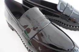 素材・質感：雨の日も安心。エナメル素材のツヤ感がおしゃれ