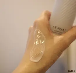 センサイ アドバンスト エッセンスデイヴェールを手の甲に伸ばした写真