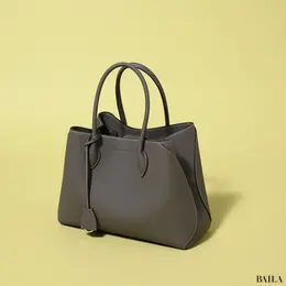 ボナベンチュラ　ミア トートバッグ（35 シュリンク）　スナップボタンを留めた状態