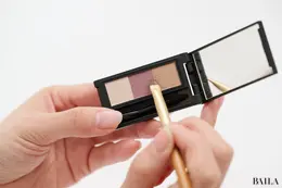 くみっきー　舟山久美子さん　アイメイク編　アイブロウ　セルヴォーク インディケイト アイブロウパウダー 02 ￥3850