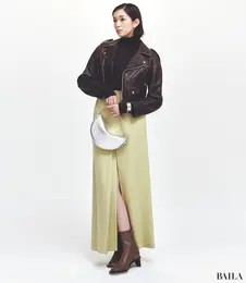 【Yellow×Chocolate Brown】レザーのブラウンがやわらかなイエローをモードに引き締める