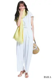 抜け感のあるアイテムを選んでクリーンな白をセンスよく