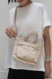 「2WAYユーティリティミニバッグ」（￥1990）斜めがけ