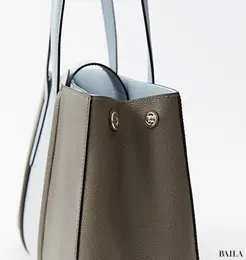 フルラのA4トートバッグ