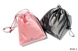 【PRADA（プラダ）】軽快でチャーミングなサテンポーチを小わきに抱えて