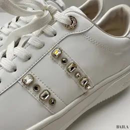 +diana（プラス ダイアナ）　ビジュー付きスニーカー　デザイン寄り画像