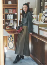 美シルエットなヒールローファーがシックな配色をぐっと女らしく