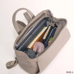 　「スーツセレクト（SUIT SELECT）」のリュック　収納力　通勤グッズをバッグに入れた様子