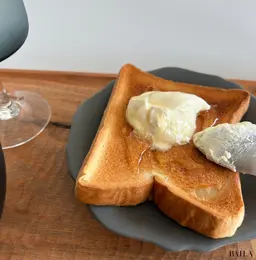 朝ごはんをくるみトレーの上に置いた写真