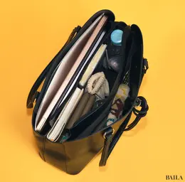 スーツスクエア　トートバッグ　収納力　通勤グッズをバッグに入れた様子