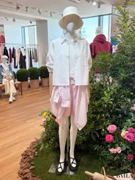 ホワイト×ピンクというカラーでまとめながらも、素材違いで遊んでいる