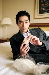 ベッドに横になる濱尾ノリタカさん　