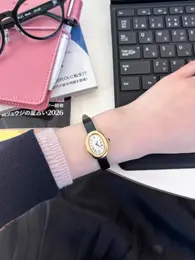 カルティエの腕時計 ベニュワール ウォッチ（ミニモデル）の着用写真