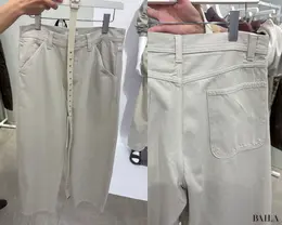 ライトグレーのジーンズ