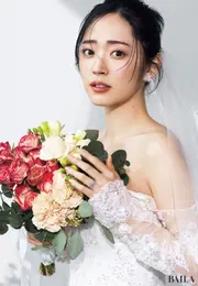 リング（上）「エステル」（Pt×ダイヤモンド0.3ct〜）￥665500〜・（下）「エステル マリッジリング」（Pt）￥401500・イヤリング（WG×ダイヤモンド）￥2930400／ヴァン クリーフ＆アーペル ル デスク（ヴァン クリーフ＆アーペル）　ドレス（レンタル）￥649000（ニコル・フェリシア）・ベール（販売）￥7700／ミラー ミラー 丸の内