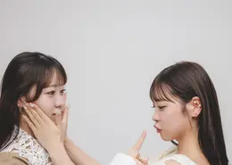 FRUITS ZIPPER（フルーツジッパー）櫻井優衣さん＆真中まなさん　遊んでいる様子