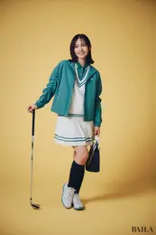 テーラーメイド　ゴルフウエアを着た鈴木愛理
