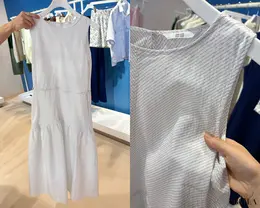 段ごとにストライプの向きを変えて縫製されたこちらのワンピース