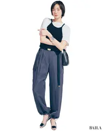 旬のレイヤードにオープントゥのパンプスでカジュアルパンツを女っぽく