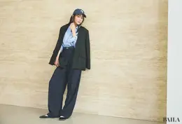 ラフに羽織るだけで様になる薄軽Vカラーをカーデ代わりに