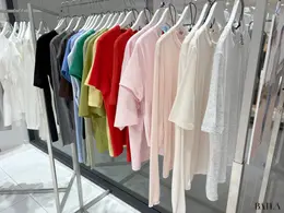 何枚でも欲しくなる「Tシャツシリーズ」と、爆発的にヒットした「シアーT」の新作も見逃せない！