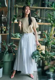 ベージュTシャツ　白スカート　休日コーデ　貴島明日香