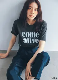 【グレーロゴT】のモダンな洒落感にサンタンチークでヘルシーな高揚感を