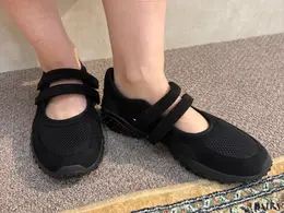 Aラインロングワンピース￥4990・ダブルストラップバレエスニーカー￥2990／GU×rokh（GU）