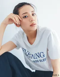 ミニマムメイクに目尻のグリーンラメ。クールな【白ロゴT】には大胆カラーを潔く