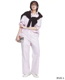 リラクシーなセットアップにひと巻きのブラウンでアクセントを