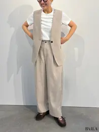 コットンスムースクルーネックT￥990・ノーカラーベスト￥3990（１月中旬発売予定）・ワイドテーパードアンクルパンツ￥2990（１月中旬発売予定）・レースアップバレエスニーカー￥2990／GU