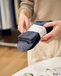 ユニクロ新作ラメソックスを真知さんが手に取る様子