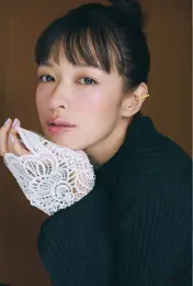 センスいい！って思われたい　女子会×青み&コーラルチークでリフトアップ