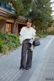 チェーンサスペンダー付きストレートパンツ　ノーブル　新作　春　通勤　コーデ　ブラウン