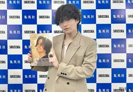 写真集を持つ菊池さん