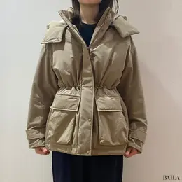 ユニクロ　ハイブリッドダウンコート　着用画像　正面　ウエストを絞った状態