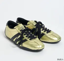 通勤ではきたいアディダスのスニーカー　TOKYO　ゴールド