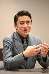 松本幸四郎さん　笑顔でインタビューに答える