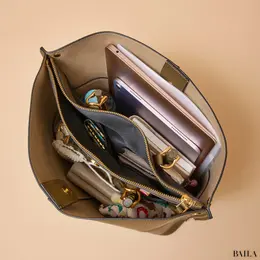 ロペ エポール　BAMBOO BAG Large　収納力　通勤グッズをバッグに入れた様子