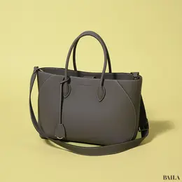 ボナベンチュラ　ミア トートバッグ（35 シュリンク）　ショルダーストラップをつけた状態